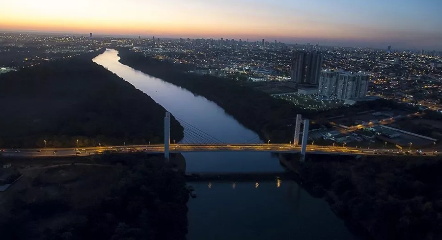 Rio Cuiab&aacute; que divide a capital de V&aacute;rzea Grande, regi&atilde;o metropolitana